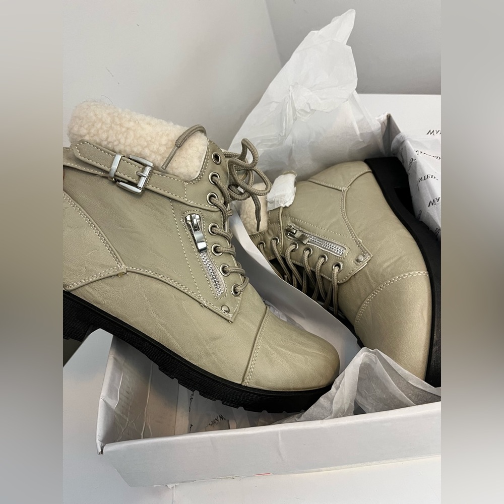 Wanted Women’s ice white Barrie Sherpa Trim Hiker Ankle Boot Size 10